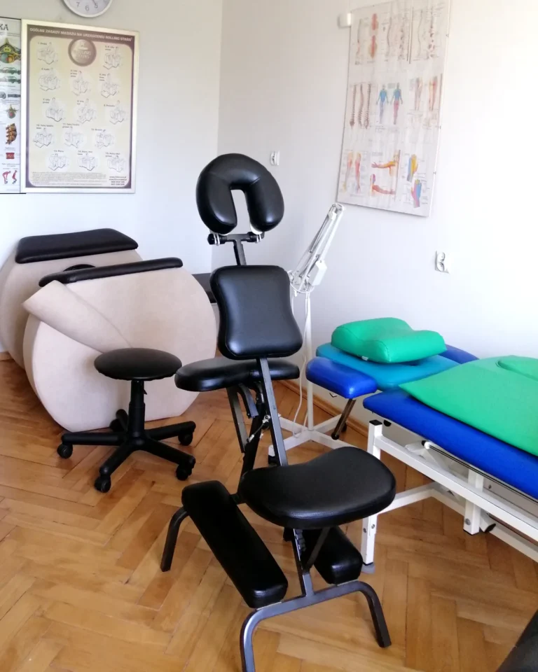 Krzesło do masażu, stół zabiegowy i tablice anatomiczne w gabinecie TULIKO