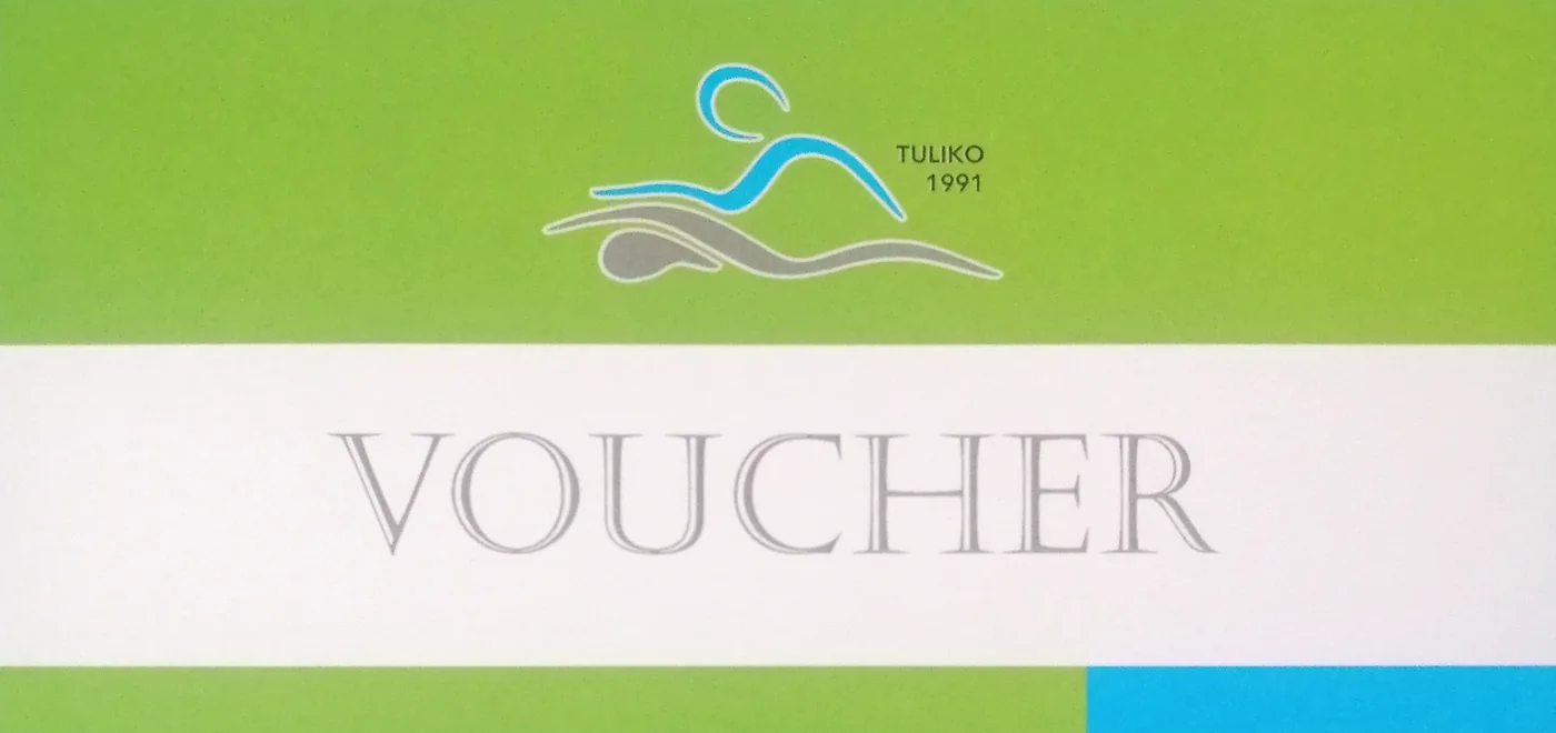 Voucher podarunkowy gabinetu TULIKO, przód: logo i napis Voucher na zielonym tle